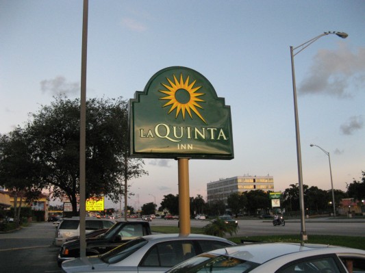 Hovedvejen hvor La Quinta inn ligger